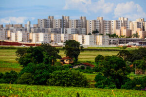 Usucapião não é invasão. Entenda quando ele serve para regularizar imóvel comprado e não registrado corretamente.
